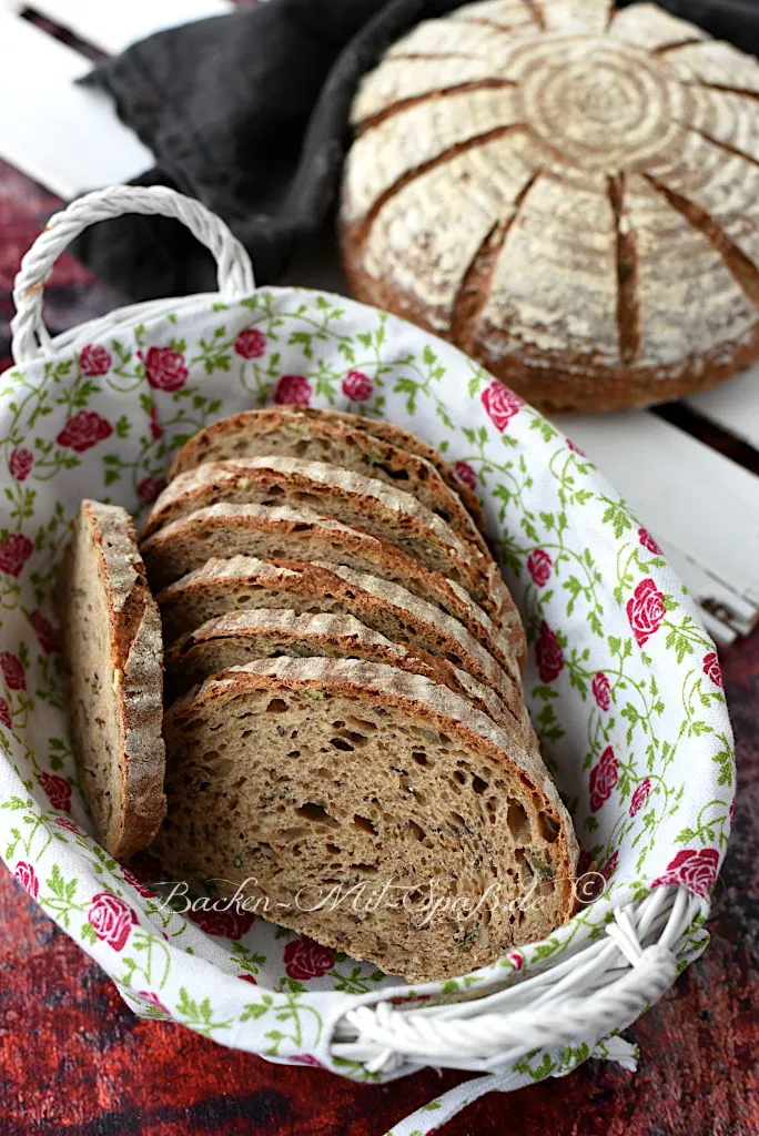 Körniges Dinkelbrot mit Sauerteig Körniges Dinkelbrot mit Sauerteig