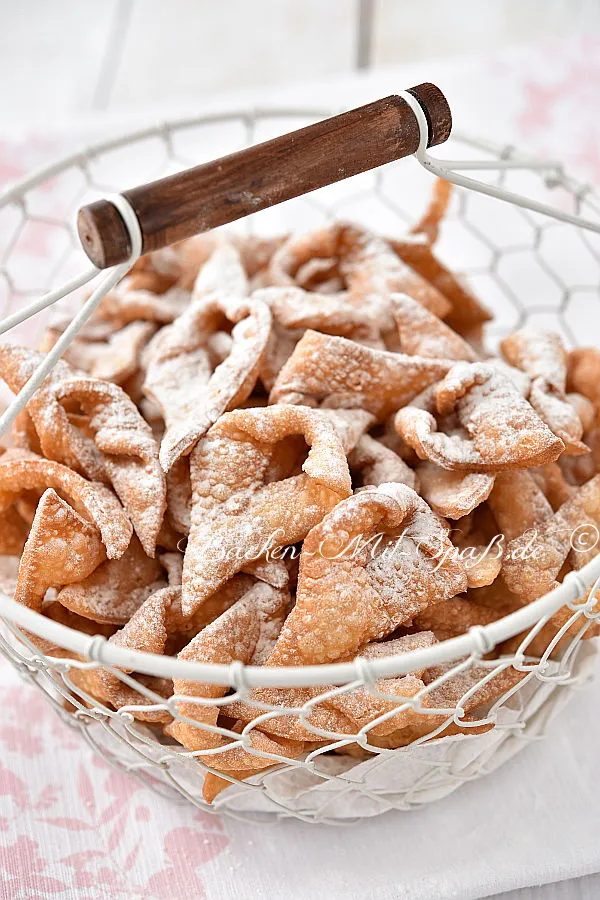 Polnische Raderkuchen (Faworki) Polnische Raderkuchen (Faworki)