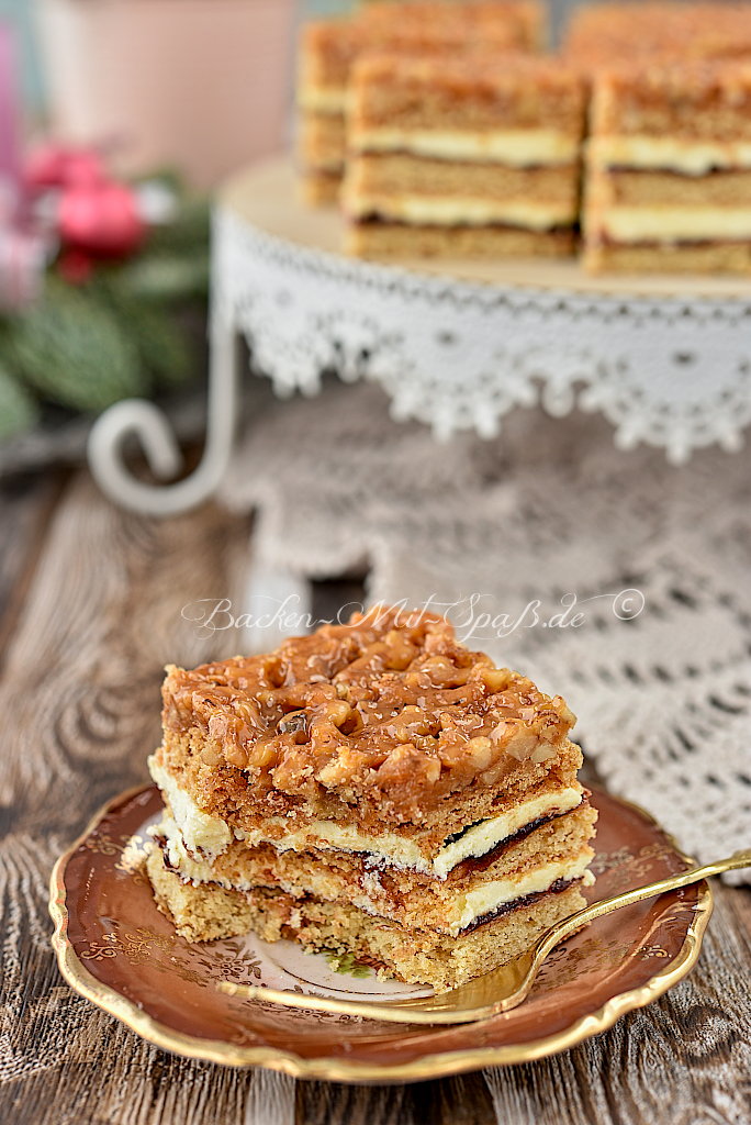 Honigkuchen mit Puddingcreme und karamellisierten Walnüssen