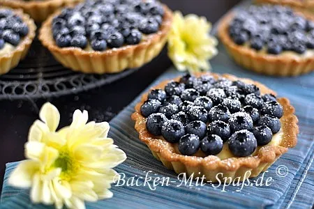 Tartelettes mit Crème Pâtissière und Sommerfrüchten Tartelettes mit Crème Pâtissière und Sommerfrüchten