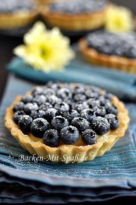Tartelettes mit Crème Pâtissière und Sommerfrüchten Tartelettes mit Crème Pâtissière und Sommerfrüchten