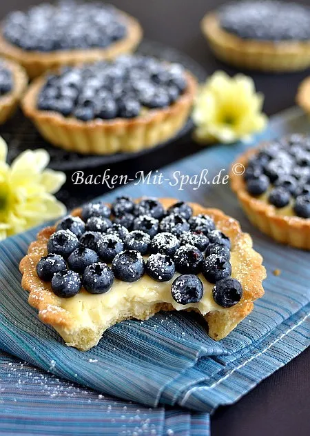Tartelettes mit Crème Pâtissière und Sommerfrüchten Tartelettes mit Crème Pâtissière und Sommerfrüchten