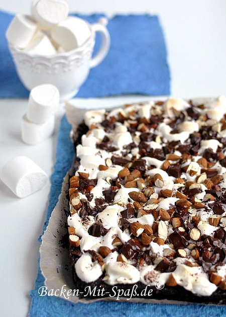 Brownies mit Mini-Marshmallows und Mandeln Brownies mit Mini-Marshmallows und Mandeln