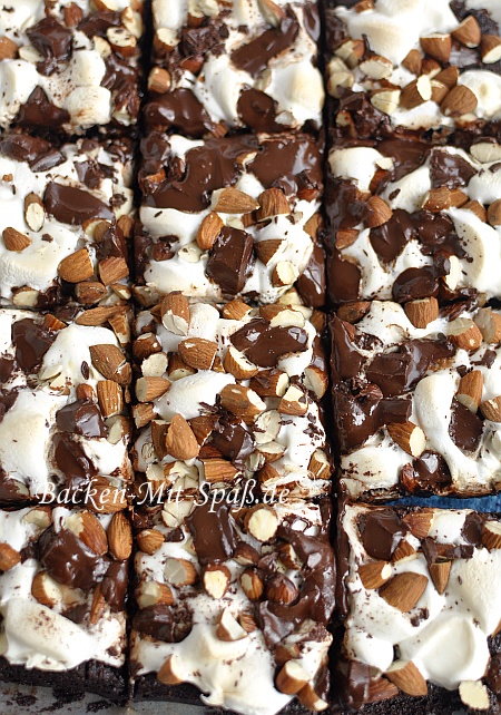 Brownies mit Mini-Marshmallows und Mandeln Brownies mit Mini-Marshmallows und Mandeln