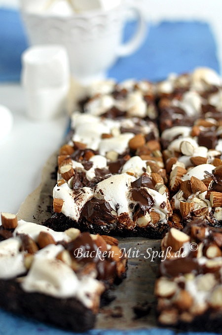 Brownies mit Mini-Marshmallows und Mandeln Brownies mit Mini-Marshmallows und Mandeln
