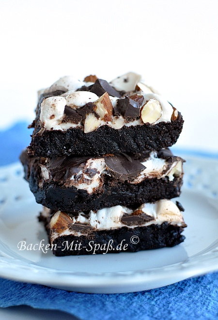 Brownies mit Mini-Marshmallows und Mandeln Brownies mit Mini-Marshmallows und Mandeln